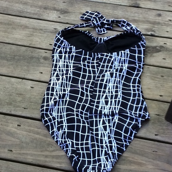 ❣️ Spiegel Blk Wht Abstract One Piece Swimsuit - Picture 4 of 5